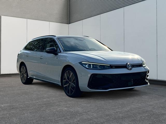 Volkswagen / Passat Variant / Weiß / / / 4WD+SIGNATURE+LEDER+PANO+AHK+DCC+MATRIX