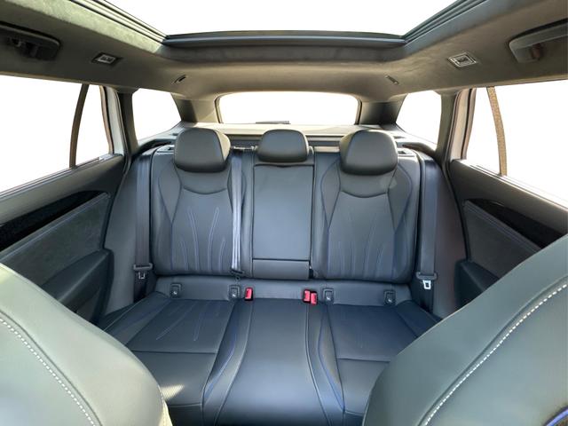 Volkswagen / Passat Variant / Weiß / / / 4WD+SIGNATURE+LEDER+PANO+AHK+DCC+MATRIX