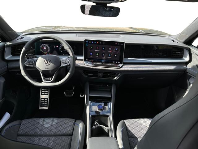 Volkswagen / Tayron / Schwarz / / / PANORMA+LED+AHK+EL. HECKKL.+PDC+20'' LM