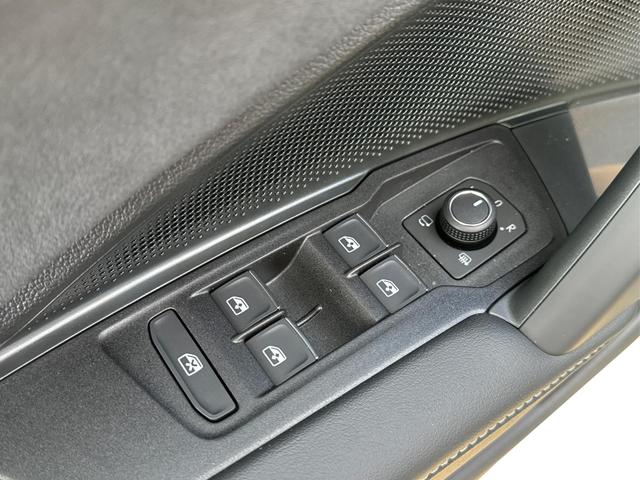 Volkswagen / Tayron / Schwarz / / / PANORMA+LED+AHK+EL. HECKKL.+PDC+20'' LM