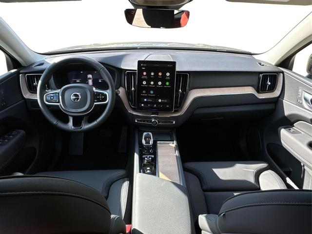 Volvo / XC60 / / / / T6 AWD AHK+KAMERA+EL.HECKKL.+PDC+LED+SHZ+19ALU
