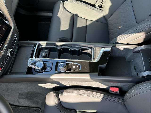 Volvo / XC60 / / / / T6 AWD AHK+KAMERA+EL.HECKKL.+PDC+LED+SHZ+19ALU