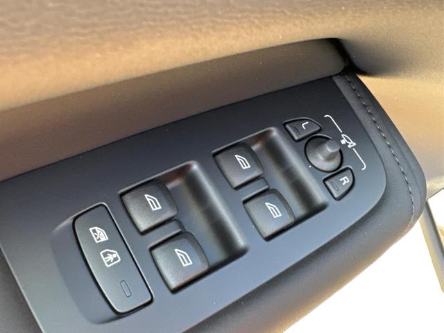 Volvo / XC60 / / / / T6 AWD AHK+KAMERA+EL.HECKKL.+PDC+LED+SHZ+19ALU