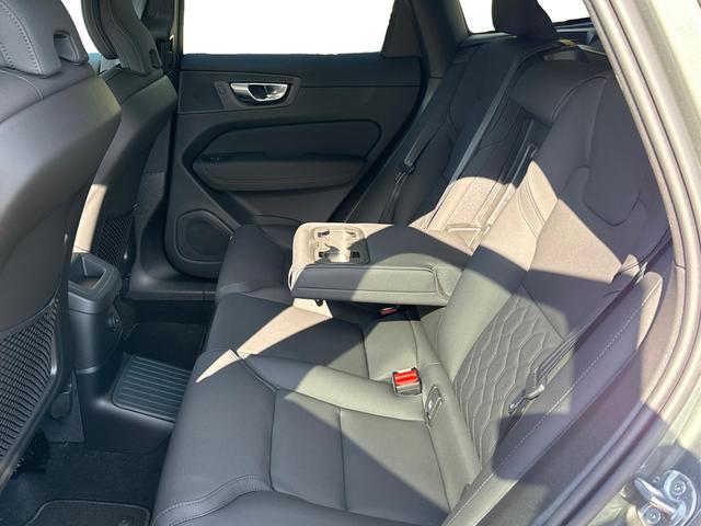 Volvo / XC60 / / / / T6 AWD AHK+KAMERA+EL.HECKKL.+PDC+LED+SHZ+19ALU