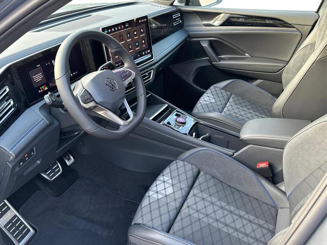 Volkswagen / Tiguan / Grau / / / PANO+HD MATRIX+AHK+NAVI+BLACK STYLE+20 LM+ACC