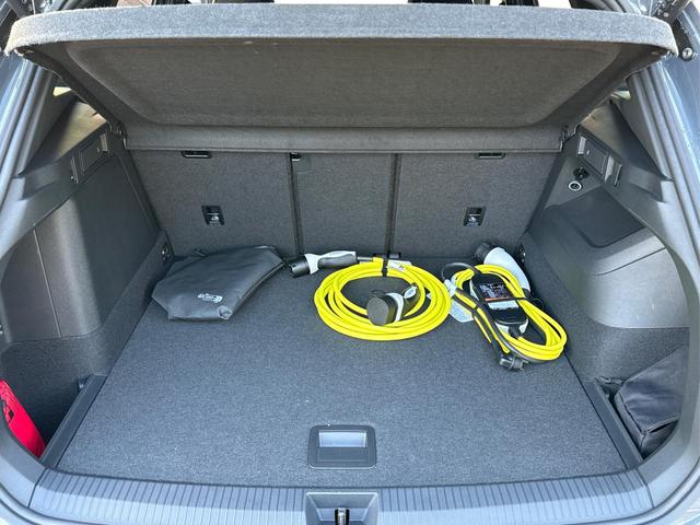 Volkswagen / Tiguan / Grau / / / PANO+HD MATRIX+AHK+NAVI+BLACK STYLE+20 LM+ACC