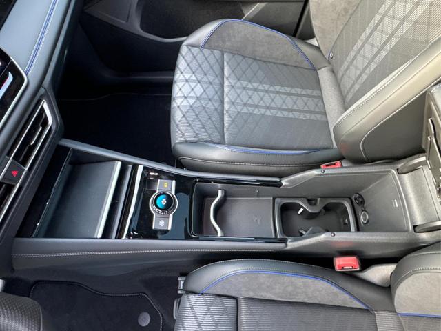 Volkswagen / Tiguan / Grau / / / PANO+HD MATRIX+AHK+NAVI+BLACK STYLE+20 LM+ACC