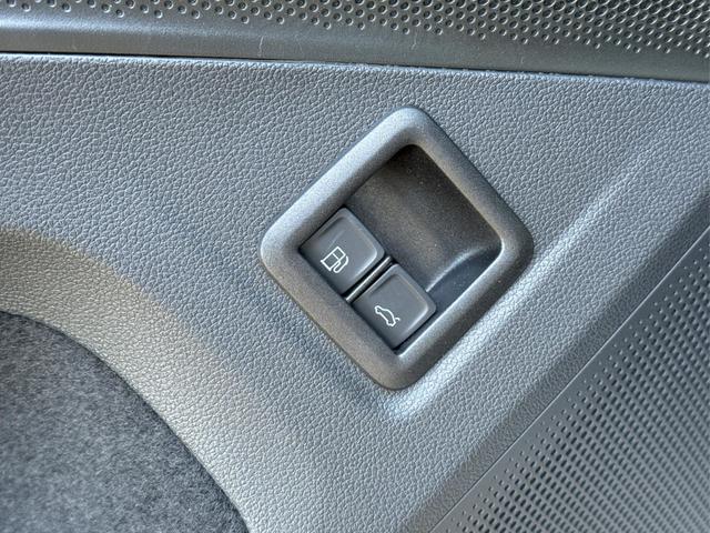 Volkswagen / Tiguan / Grau / / / PANO+HD MATRIX+AHK+NAVI+BLACK STYLE+20 LM+ACC