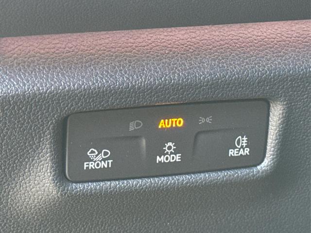 Volkswagen / Tiguan / Grau / / / PANO+HD MATRIX+AHK+NAVI+BLACK STYLE+20 LM+ACC