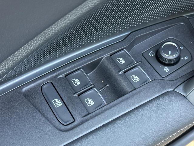 Volkswagen / Tiguan / Grau / / / PANO+HD MATRIX+AHK+NAVI+BLACK STYLE+20 LM+ACC