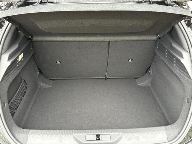 Peugeot / 308 / Schwarz / / / SHZ+KAMERA+NAVI+KEYLESS+ACC+17 LM