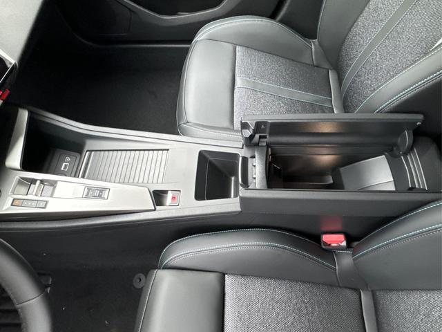 Peugeot / 308 / Schwarz / / / SHZ+KAMERA+NAVI+KEYLESS+ACC+17 LM