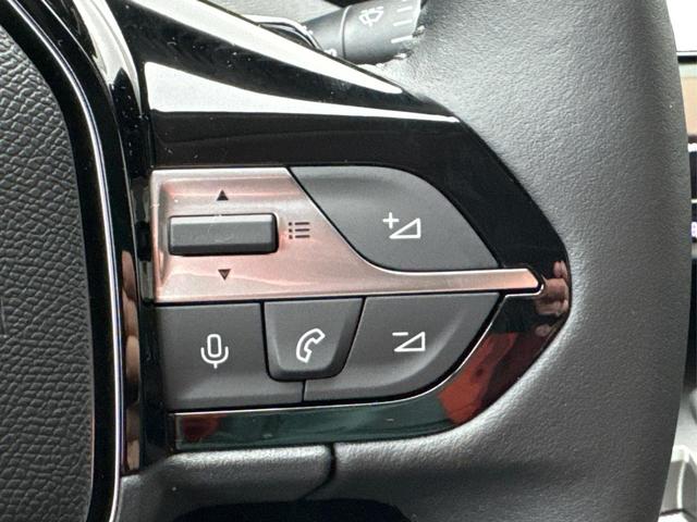 Peugeot / 308 / Schwarz / / / SHZ+KAMERA+NAVI+KEYLESS+ACC+17 LM