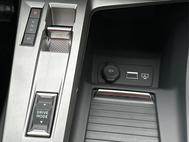 Peugeot / 308 / Schwarz / / / SHZ+KAMERA+NAVI+KEYLESS+ACC+17 LM