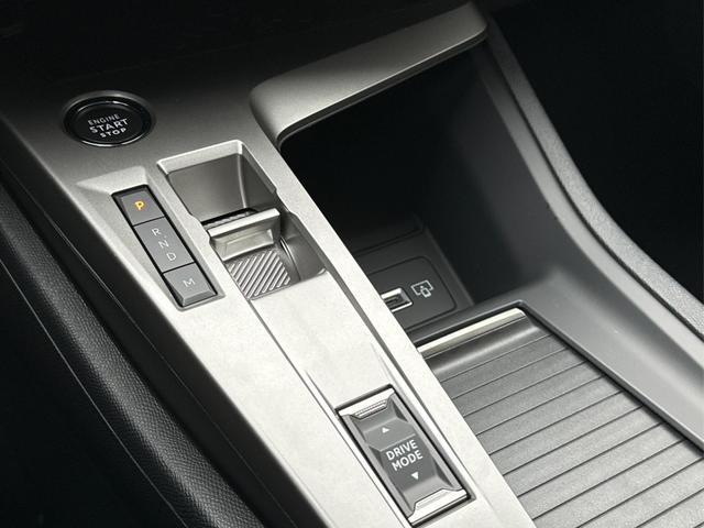Peugeot / 308 / Schwarz / / / SHZ+KAMERA+NAVI+KEYLESS+ACC+17 LM