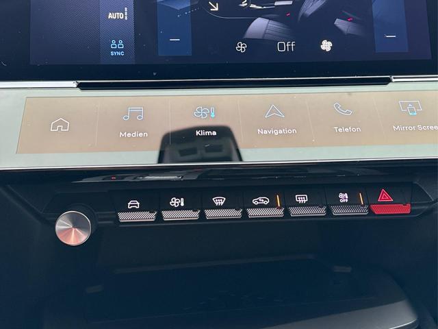 Peugeot / 308 / Schwarz / / / SHZ+KAMERA+NAVI+KEYLESS+ACC+17 LM