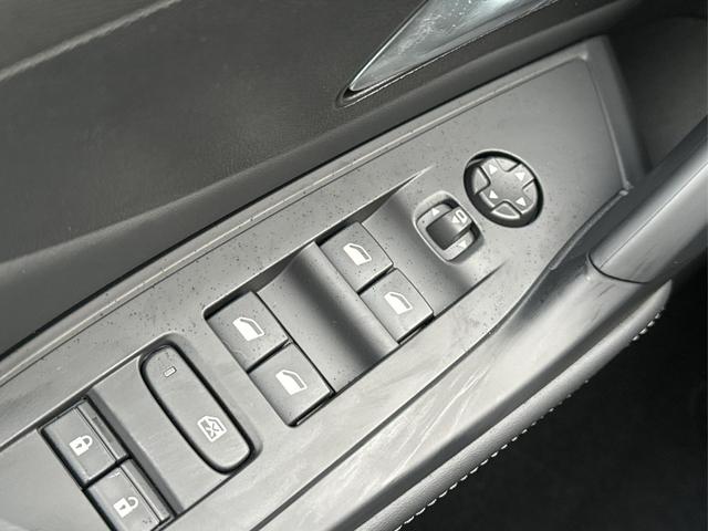 Peugeot / 308 / Schwarz / / / SHZ+KAMERA+NAVI+KEYLESS+ACC+17 LM