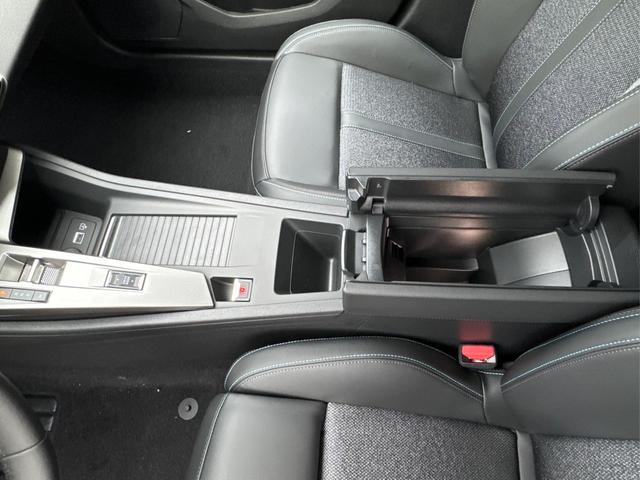 Peugeot / 308 / Grau / / / SHZ+KAMERA+NAVI+KEYLESS+ACC+17 LM