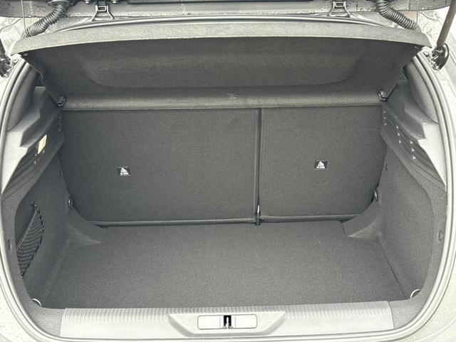 Peugeot / 308 / Grau / / / SHZ+KAMERA+NAVI+KEYLESS+ACC+17 LM