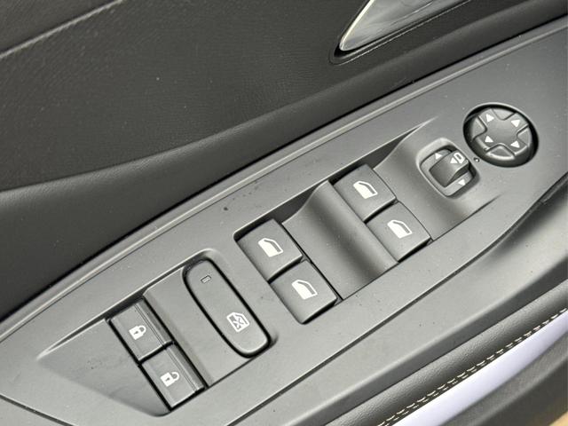 Peugeot / 308 / Grau / / / SHZ+KAMERA+NAVI+KEYLESS+ACC+17 LM