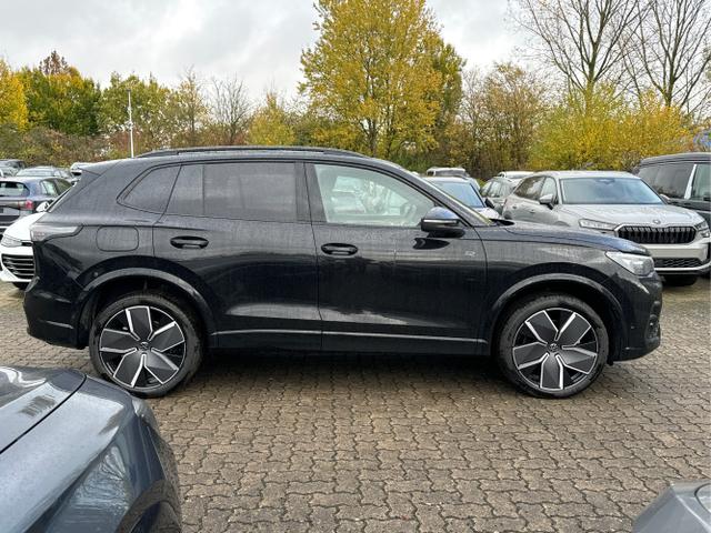 Volkswagen / Tiguan / Schwarz / / / PANO+HD MATRIX+AHK+NAVI+BLACK STYLE+20 LM+ACC