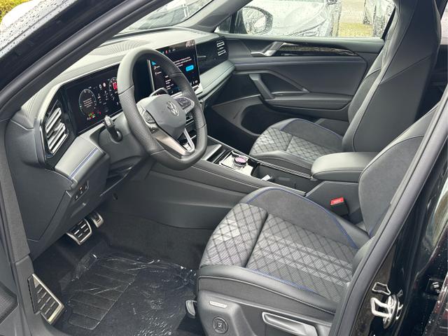 Volkswagen / Tiguan / Schwarz / / / PANO+HD MATRIX+AHK+NAVI+BLACK STYLE+20 LM+ACC