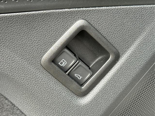 Volkswagen / Tiguan / Schwarz / / / PANO+HD MATRIX+AHK+NAVI+BLACK STYLE+20 LM+ACC