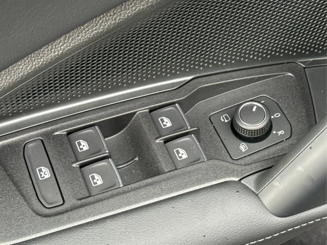 Volkswagen / Tiguan / Schwarz / / / PANO+HD MATRIX+AHK+NAVI+BLACK STYLE+20 LM+ACC