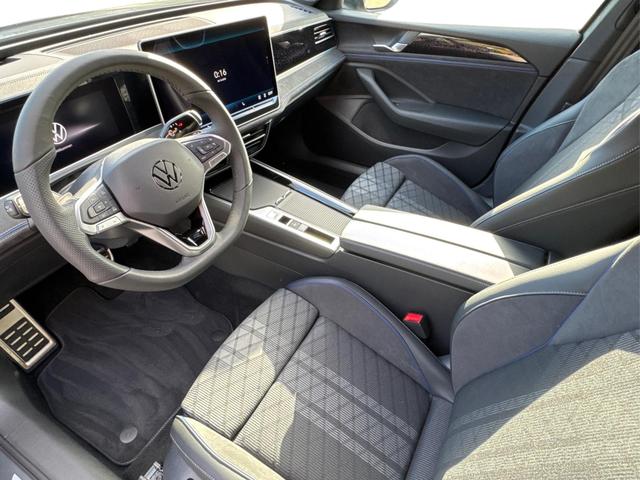 Volkswagen / Passat Variant / Grau / / / 4WD+DSG+AHK+NAVI+HEAD-UP+MATRIX+ACC+BLACK, Beispielbilder, ggf. teilweise mit Sonderausstattung