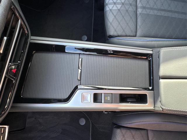 Volkswagen / Passat Variant / Grau / / / 4WD+DSG+AHK+NAVI+HEAD-UP+MATRIX+ACC+BLACK, Beispielbilder, ggf. teilweise mit Sonderausstattung