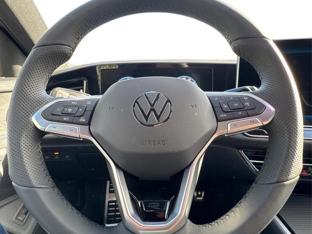 Volkswagen / Passat Variant / Grau / / / 4WD+DSG+AHK+NAVI+HEAD-UP+MATRIX+ACC+BLACK, Beispielbilder, ggf. teilweise mit Sonderausstattung