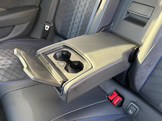 Volkswagen / Passat Variant / Grau / / / 4WD+DSG+AHK+NAVI+HEAD-UP+MATRIX+ACC+BLACK, Beispielbilder, ggf. teilweise mit Sonderausstattung