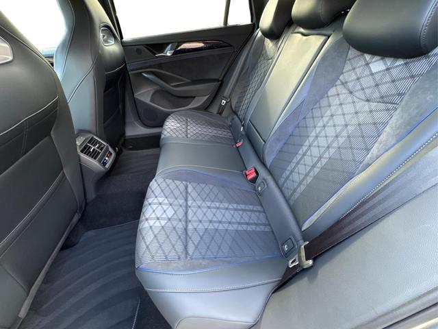 Volkswagen / Passat Variant / Grau / / / 4WD+DSG+AHK+NAVI+HEAD-UP+MATRIX+ACC+BLACK, Beispielbilder, ggf. teilweise mit Sonderausstattung