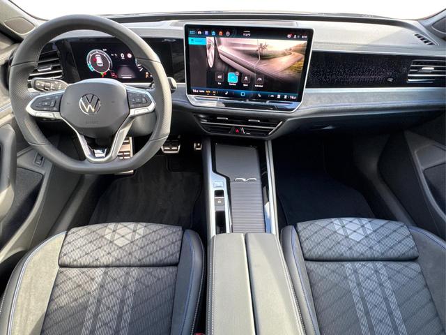 Volkswagen / Passat Variant / Grau / / / 4WD+DSG+AHK+NAVI+HEAD-UP+MATRIX+ACC+BLACK, Beispielbilder, ggf. teilweise mit Sonderausstattung