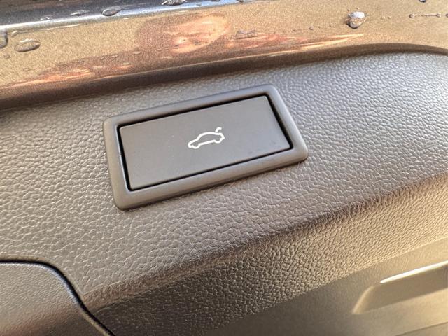 Volkswagen / Passat Variant / Grau / / / 4WD+DSG+AHK+NAVI+HEAD-UP+MATRIX+ACC+BLACK, Beispielbilder, ggf. teilweise mit Sonderausstattung