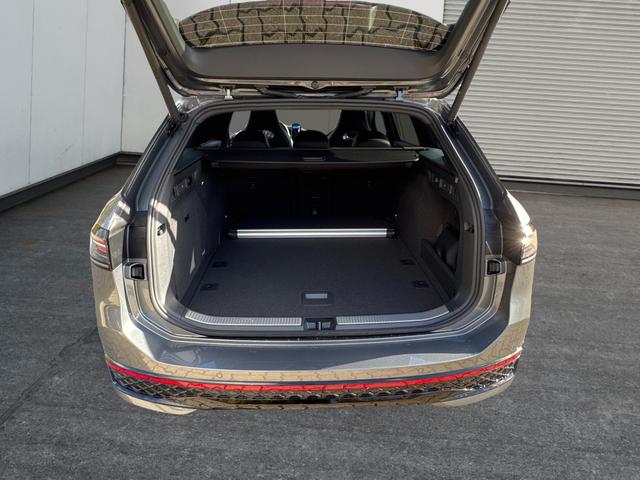 Volkswagen / Passat Variant / Grau / / / 4WD+DSG+AHK+NAVI+HEAD-UP+MATRIX+ACC+BLACK, Beispielbilder, ggf. teilweise mit Sonderausstattung