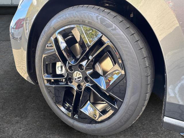 Volkswagen / Passat Variant / Grau / / / 4WD+DSG+AHK+NAVI+HEAD-UP+MATRIX+ACC+BLACK, Beispielbilder, ggf. teilweise mit Sonderausstattung