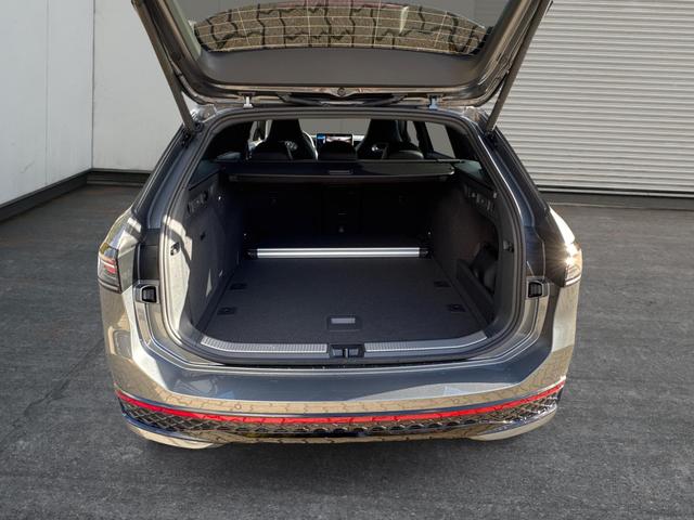 Volkswagen / Passat Variant / Grau / / / 4WD+DSG+AHK+NAVI+HEAD-UP+MATRIX+ACC+BLACK