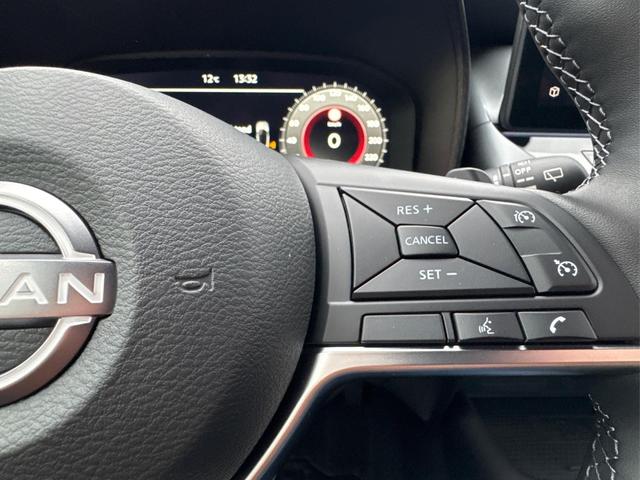 Nissan / Juke / / / / NAVI+KAMERA+SHZ+VOLL-LED+PDC