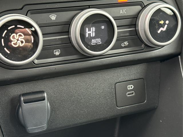 Dacia / Sandero / / / / KAMERA+SHZ + PDC+ DAB+ KLIMA