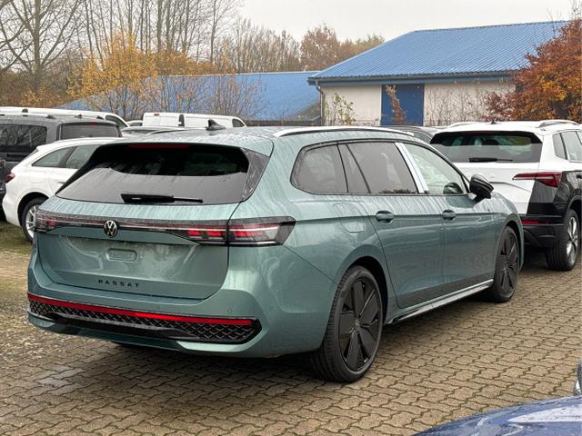 Volkswagen / Passat Variant / Grün / / / 4WD+BLACK+PANO+AHK+DCC+MATRIX+HARMAN