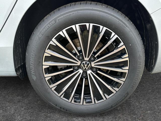 Volkswagen / Passat Variant / Silber / / / DSG+AHK+NAVI+MATRIX+MASSAGE+ACC+KAMERA