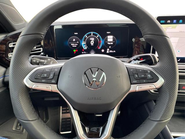 Volkswagen / Tiguan / Schwarz / / / 4x4 AHK+PANO+STANDHZG+20 ALU+eHK