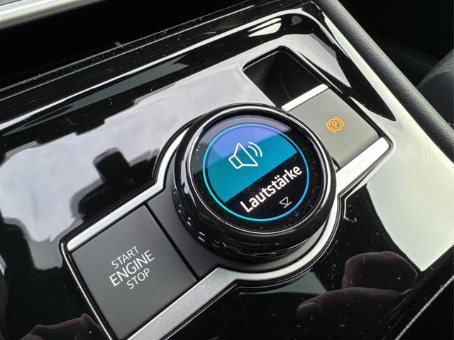 Volkswagen / Tiguan / Schwarz / / / 4x4 AHK+PANO+STANDHZG+20 ALU+eHK