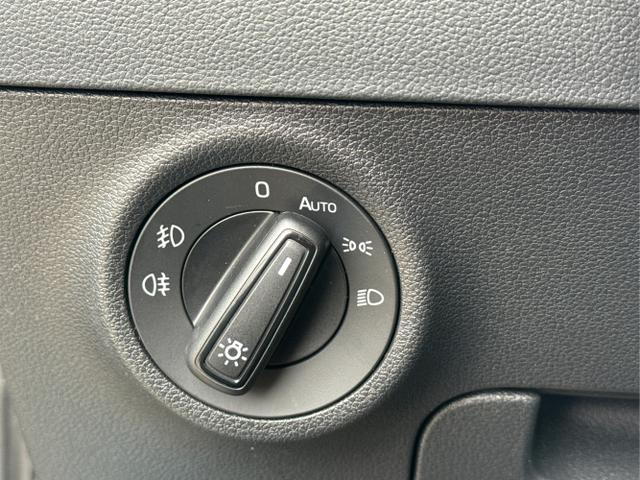 Skoda / Karoq / Schwarz / / / AHK+KAMERA+EL. HECKKL.+SHZ+ACC+KESSY+18''ALU