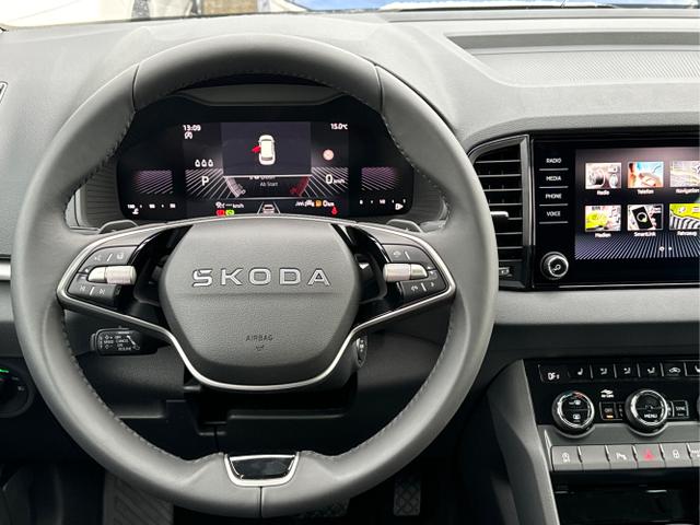 Skoda / Karoq / Schwarz / / / AHK+KAMERA+EL. HECKKL.+SHZ+ACC+KESSY+18''ALU
