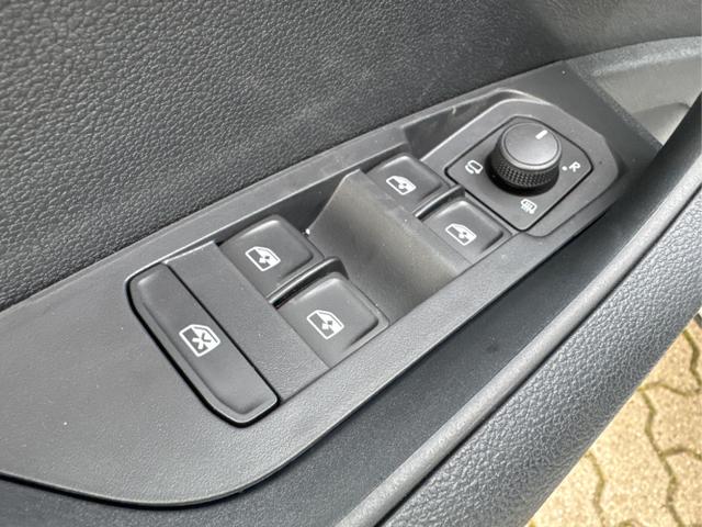 Skoda / Karoq / Silber / / / AHK+KAMERA+EL. HECKKL.+SHZ+ACC+KESSY+18''ALU