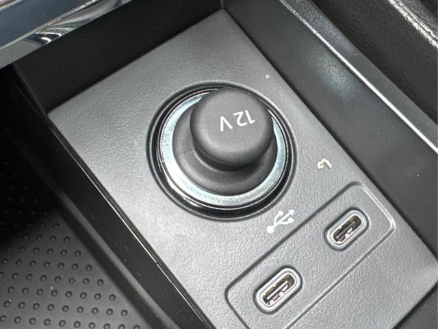 Skoda / Karoq / Silber / / / AHK+KAMERA+EL. HECKKL.+SHZ+ACC+KESSY+18''ALU