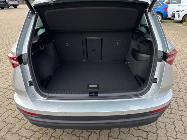 Skoda / Karoq / Silber / / / AHK+KAMERA+EL. HECKKL.+SHZ+ACC+KESSY+18''ALU