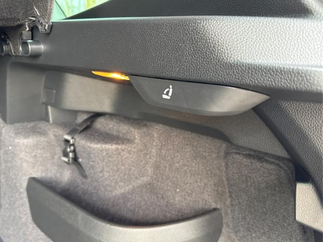 Skoda / Karoq / Silber / / / AHK+KAMERA+EL. HECKKL.+SHZ+ACC+KESSY+18''ALU